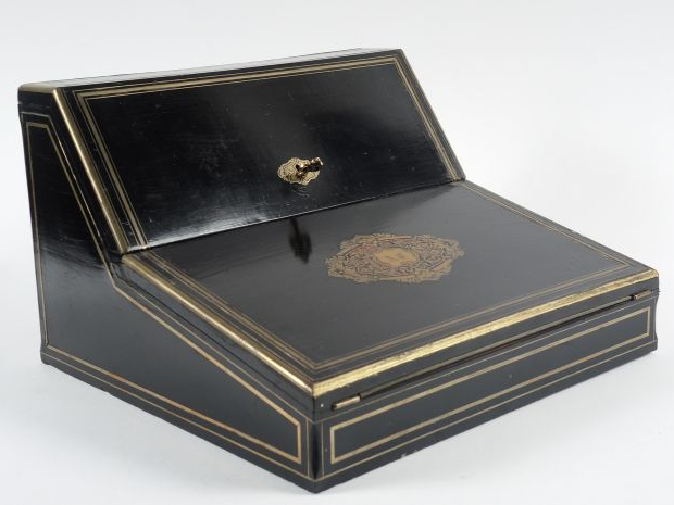 Ecritoire Napoléon III en bois noirci et marqueterie Boulle, travail d