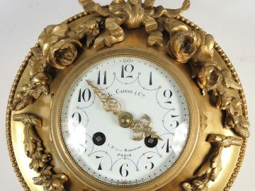 Cartel d’alcôve de style Louis XVI en bronze doré, à décor de fleurs e