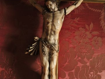 Crucifix Louis XIV en ivoire, cadre en bois sculpté et doré. H. du Chr