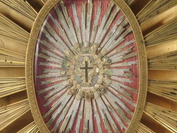 Grand reliquaire XIXème en bronze à décor de tête d'anges dans son cof