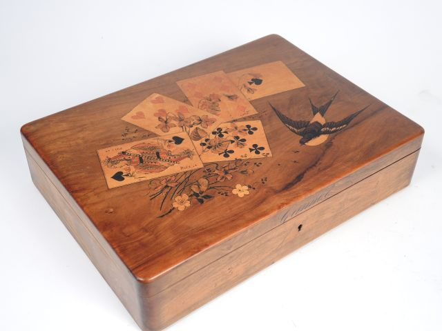 Boîte à jeux en bois peint et marqueté à décor de cartes à jouer et d’