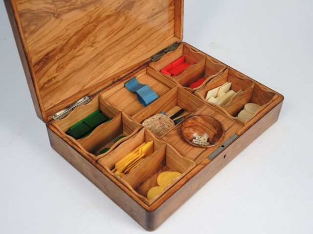 Boîte à jeux en bois peint et marqueté à décor de cartes à jouer et d’