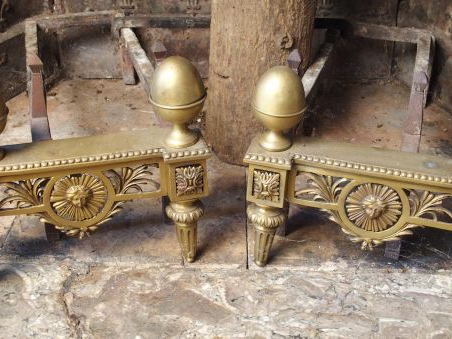 Paire de chenets Louis XVI en bronze, pieds cannelés, décor de masque 