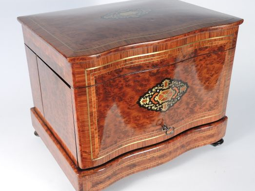 Cave à liqueur Napoléon III en marqueterie Boulle, thuya, noyer, bois 