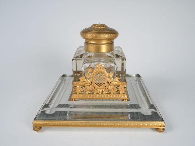 Encrier de style Louis XVI en cristal, bronze et laiton (petit manque)