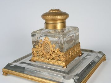 Encrier de style Louis XVI en cristal, bronze et laiton (petit manque)