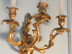 Paire d’appliques de style Louis XV en bronze doré, éclairant à trois 