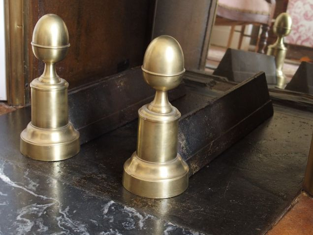 Paire de chenets de style Louis XVI en bronze, un pare-étincelles à qu