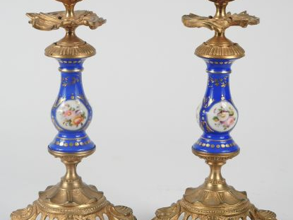 Paire de bougeoirs Napoléon III en bronze doré, fût en porcelaine à dé