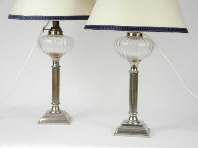 	Paire de lampes à pétrole de style Empire en métal argenté, fût en fo