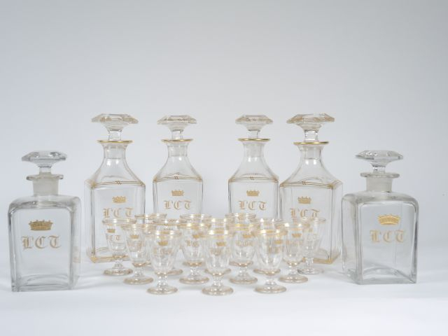 Service à liqueur XIXe en cristal à décor doré de monogramme et de cou