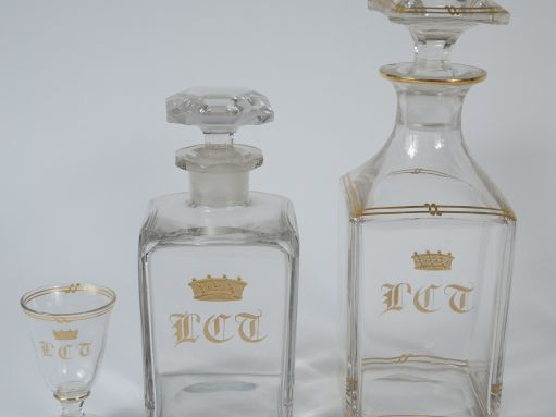 Service à liqueur XIXe en cristal à décor doré de monogramme et de cou