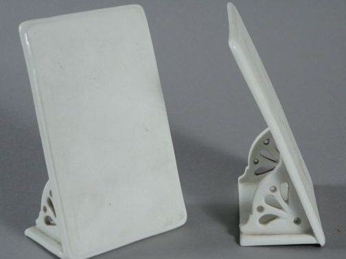 Paire de porte menus en porcelaine blanche