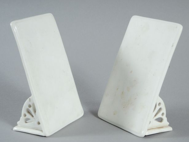 Paire de porte menus en porcelaine blanche