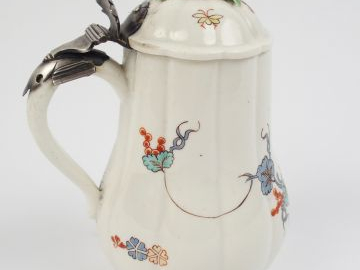 Verseuse XVIIIe en porcelaine de Chantilly, décor kakiémon, monture ar