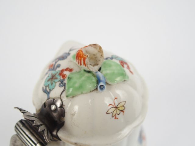 Verseuse XVIIIe en porcelaine de Chantilly, décor kakiémon, monture ar