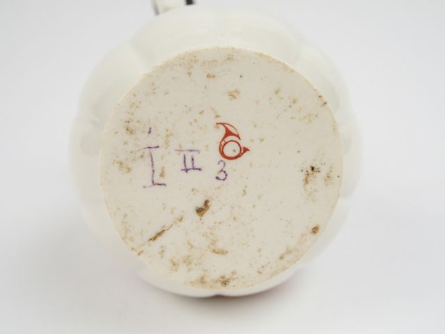 Verseuse XVIIIe en porcelaine de Chantilly, décor kakiémon, monture ar