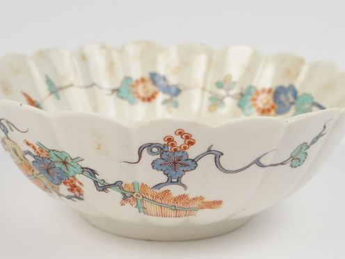 Un bol XVIIIème en porcelaine de Chantilly, décor kakiémon
