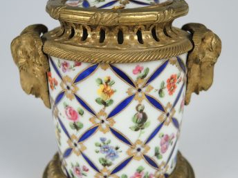 Brule parfum Louis XVI en porcelaine de Sèvres à décor de fleurs polyc