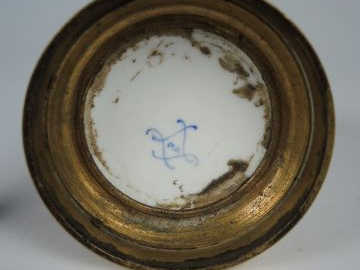 Brule parfum Louis XVI en porcelaine de Sèvres à décor de fleurs polyc