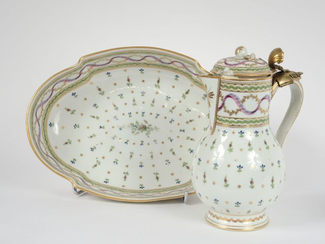 Aiguière et son bassin Louis XVI en porcelaine à décor polychrome de r