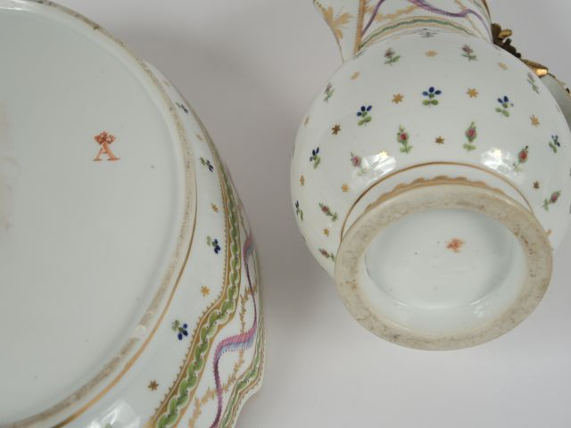 Aiguière et son bassin Louis XVI en porcelaine à décor polychrome de r