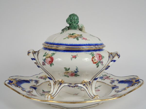 Pot à oil XVIIIe et son présentoir en porcelaine de Sèvres, à décor de