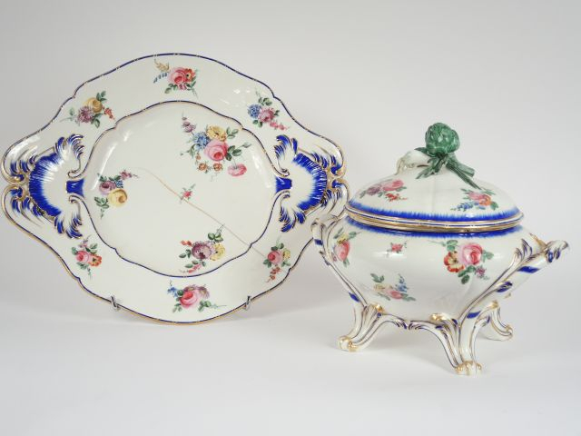 Pot à oil XVIIIe et son présentoir en porcelaine de Sèvres, à décor de