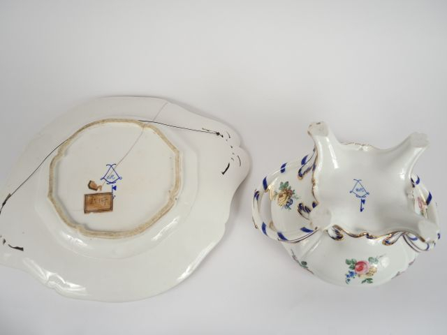 Pot à oil XVIIIe et son présentoir en porcelaine de Sèvres, à décor de