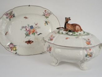 Vente aux enchères Soupière XVIIIe en porcelaine de Saxe et son présentoir à décor dans d
