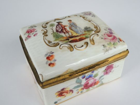 Boîte en porcelaine de Saxe de style XVIIIe à décor de scène galante d