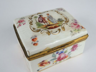 Vente aux enchères Boîte en porcelaine de Saxe de style XVIIIe à décor de scène galante d