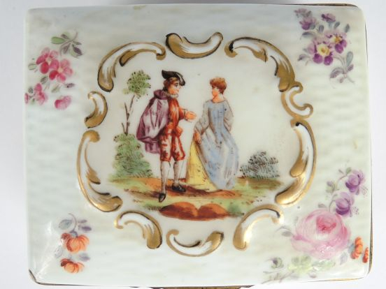 Boîte en porcelaine de Saxe de style XVIIIe à décor de scène galante d