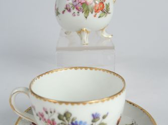 Tasse et sous-tasse début XIXème en porcelaine de Saxe à décor de fleu