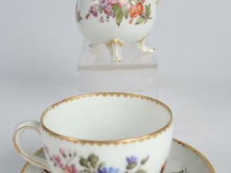 Vente aux enchères Tasse et sous-tasse début XIXème en porcelaine de Saxe à décor de fleu