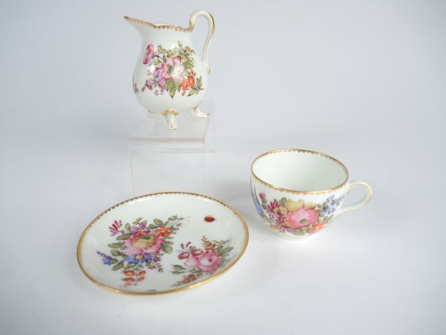 Tasse et sous-tasse début XIXème en porcelaine de Saxe à décor de fleu