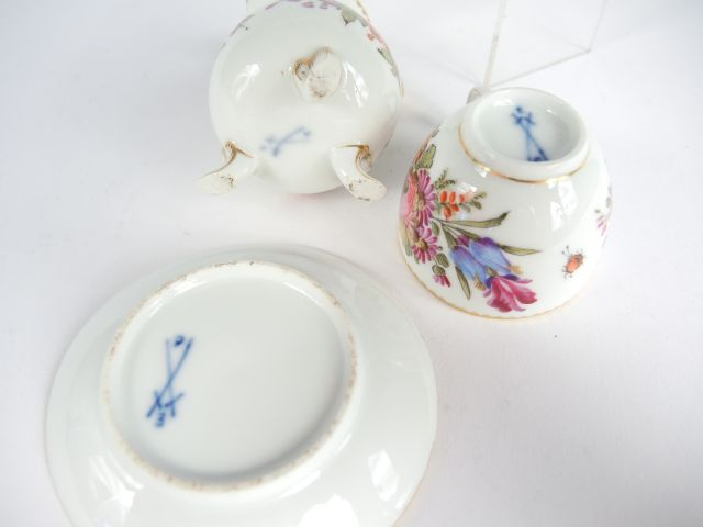 Tasse et sous-tasse début XIXème en porcelaine de Saxe à décor de fleu