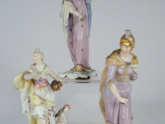 Vente aux enchères Trois statuettes XIXe en porcelaine de Berlin « Minerve », « Jeune fil