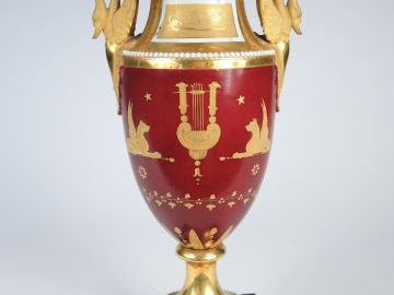 Vase Empire sur piédouche en porcelaine et biscuit à décor de griffons