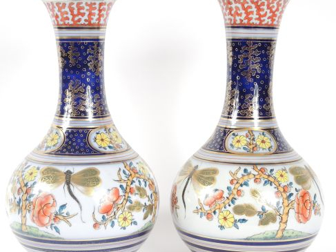 Paire de vases XIXe en porcelaine polychrome de Bayeux à décor polychr