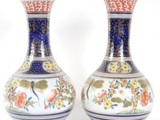 Vente aux enchères Paire de vases XIXe en porcelaine polychrome de Bayeux à décor polychr