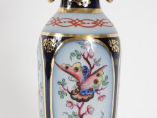 Vente aux enchères Vase à anses XIXe en porcelaine polychrome de Bayeux, à décor dans des
