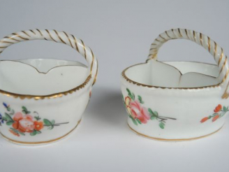 Vente aux enchères Paire de salerons doubles de style Louis XVI en porcelaine en forme de