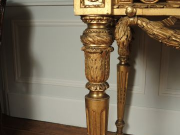 Grande console Louis XVI en bois richement sculpté et doré, les trois 