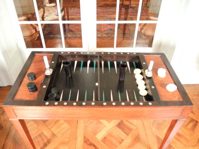 Table tric-trac Louis XVI en acajou, avec ses jetons en ivoire, ivoire