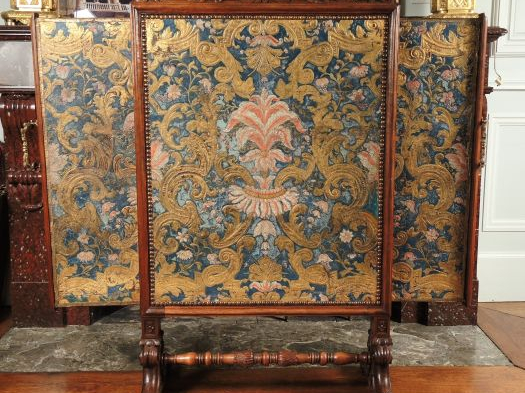 Bel écran de chaleur de style Louis XIV en noyer mouluré et sculpté à 