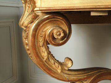 Paire de consoles Régence en bois sculpté et doré à décor de palmettes