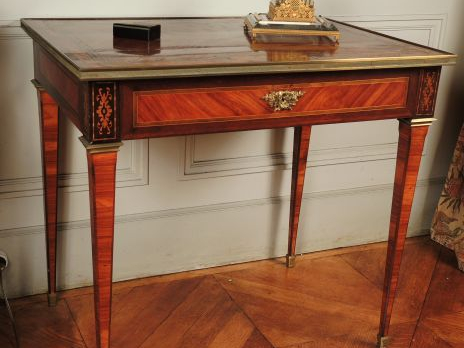 Table à écrire de style Louis XVI en marqueterie de bois de rose et de