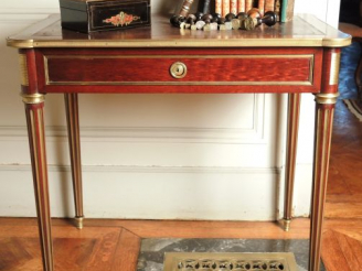 Vente aux enchères Petite table à écrire Louis XVI en acajou et placage d’acajou, ouvrant