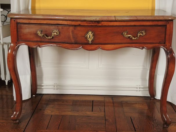Console Louis XV en merisier, quatre pieds galbés, ouvrant à  un tiroi